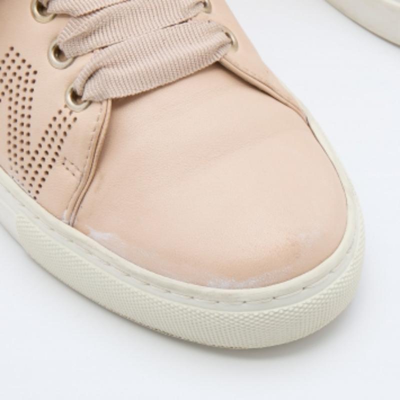 Baskets basses Lanvin en cuir beige perforé avec logo, taille 37 Bon état - En vente à Dubai, Al Qouz 2
