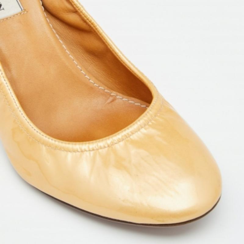 Intemporels et confortables, ces élégants escarpins sont confectionnés en cuir verni dans un design chouchouté. Créés par Lanvin, ces escarpins délicats sont dotés de bouts ronds, d'une semelle intérieure doublée de cuir et d'un talon fin pour une