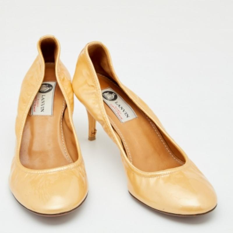 Lanvin escarpins en cuir verni beige, taille 38 État moyen - En vente à Dubai, Al Qouz 2