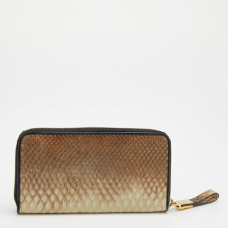 Le logo sur le devant confère à ce portefeuille en cuir de python un aspect luxueux instantané. Il présente une teinte beige et une fermeture à glissière dorée pour sécuriser l'intérieur bien équipé. Cette création Lanvin peut facilement se glisser