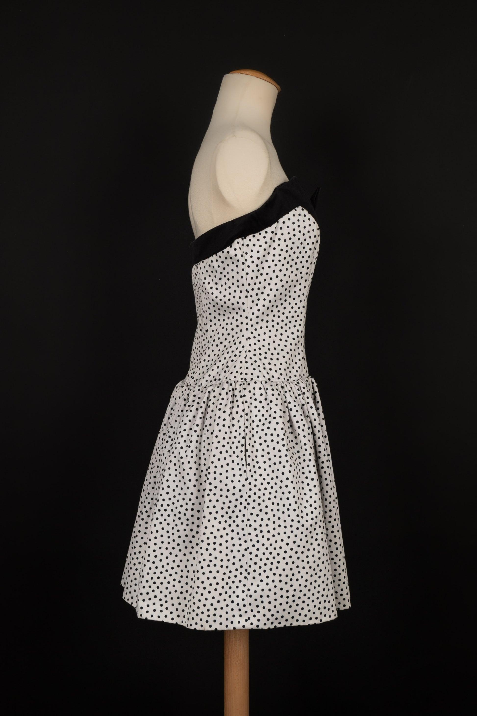 Lanvin - (Made in France) Black and white dotted cotton bustier dress. Indicated size 44FR, it fits a 40FR.

Additional information:
Condition: Very good condition
Dimensions: Chest: 45 cm - Waist: 37 cm - Length: 76 cm

Seller Reference: VR119