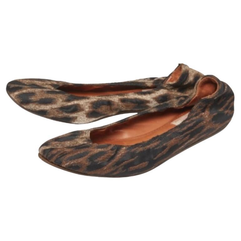 Tiermuster kommen nie aus der Mode, und diese Ballettschuhe von Lanvin sind mit ihrem Leopardenmuster zeitlos. Sie sind kunstvoll aus Brokatstoff gefertigt, haben eine runde Schuhspitze und eine bequeme Innensohle. Die flachen Schuhe können sowohl