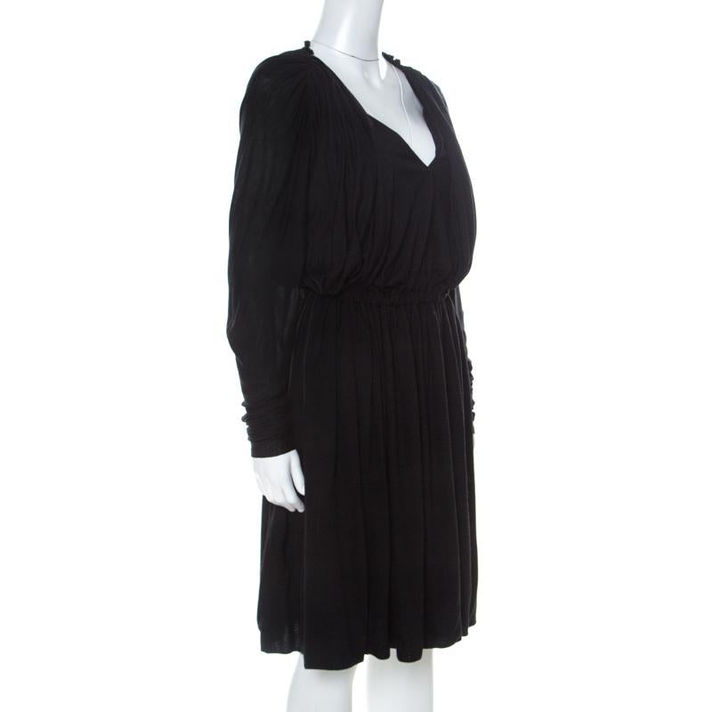A Lanvin dress like this one is a splendid piece to add to your collection. This black creation features long sleeves, gathered details and a V neckline. This cashmere blend dress will be your ideal go-to for those sudden outings.

