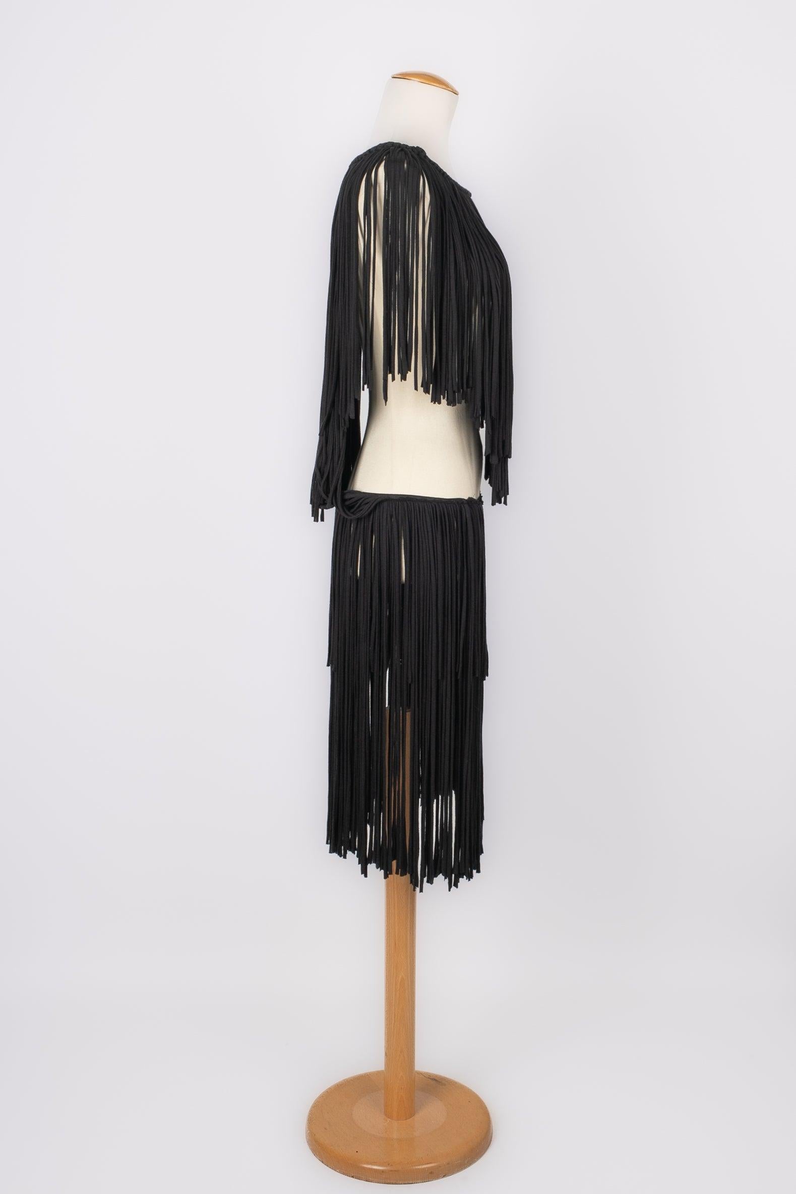 Lanvin - Black cotton jersey fringed dress. No size indicated, it fits a 36FR/38FR.

Additional information:
Condition: Good condition
Dimensions: Waist length: 36 cm - Length: 135 cm

Seller Reference: VR61