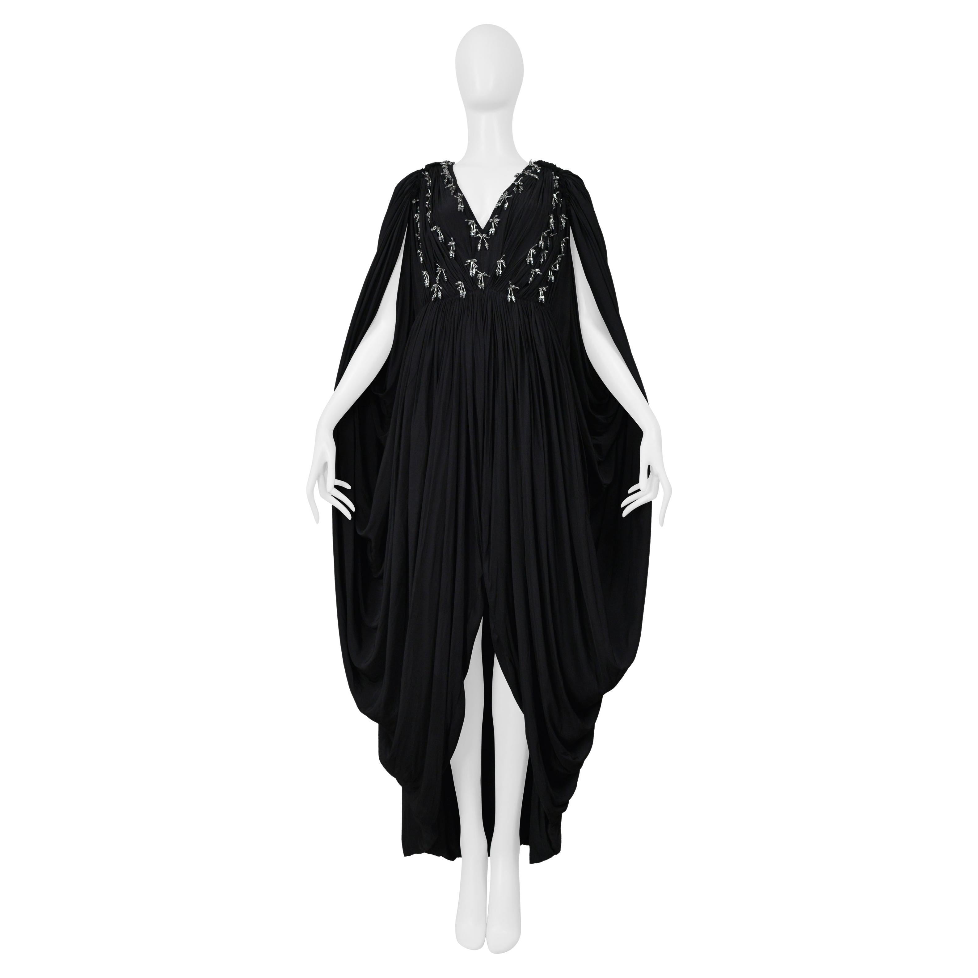 Lanvin Vestido de noche negro drapeado con pedrería plateada en venta