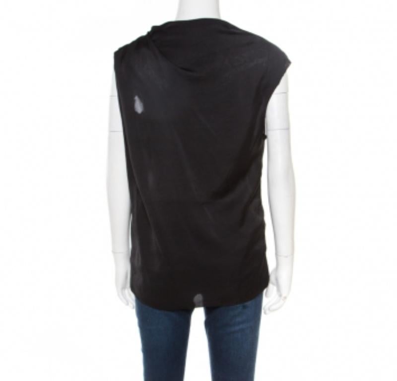 Quanto è chic questo top senza maniche di Lanvin! La creazione nera è realizzata in 100% poliestere e presenta una silhouette artisticamente drappeggiata. Ti starà sicuramente benissimo e può essere abbinato a jeans e tacchi a spillo per un'uscita