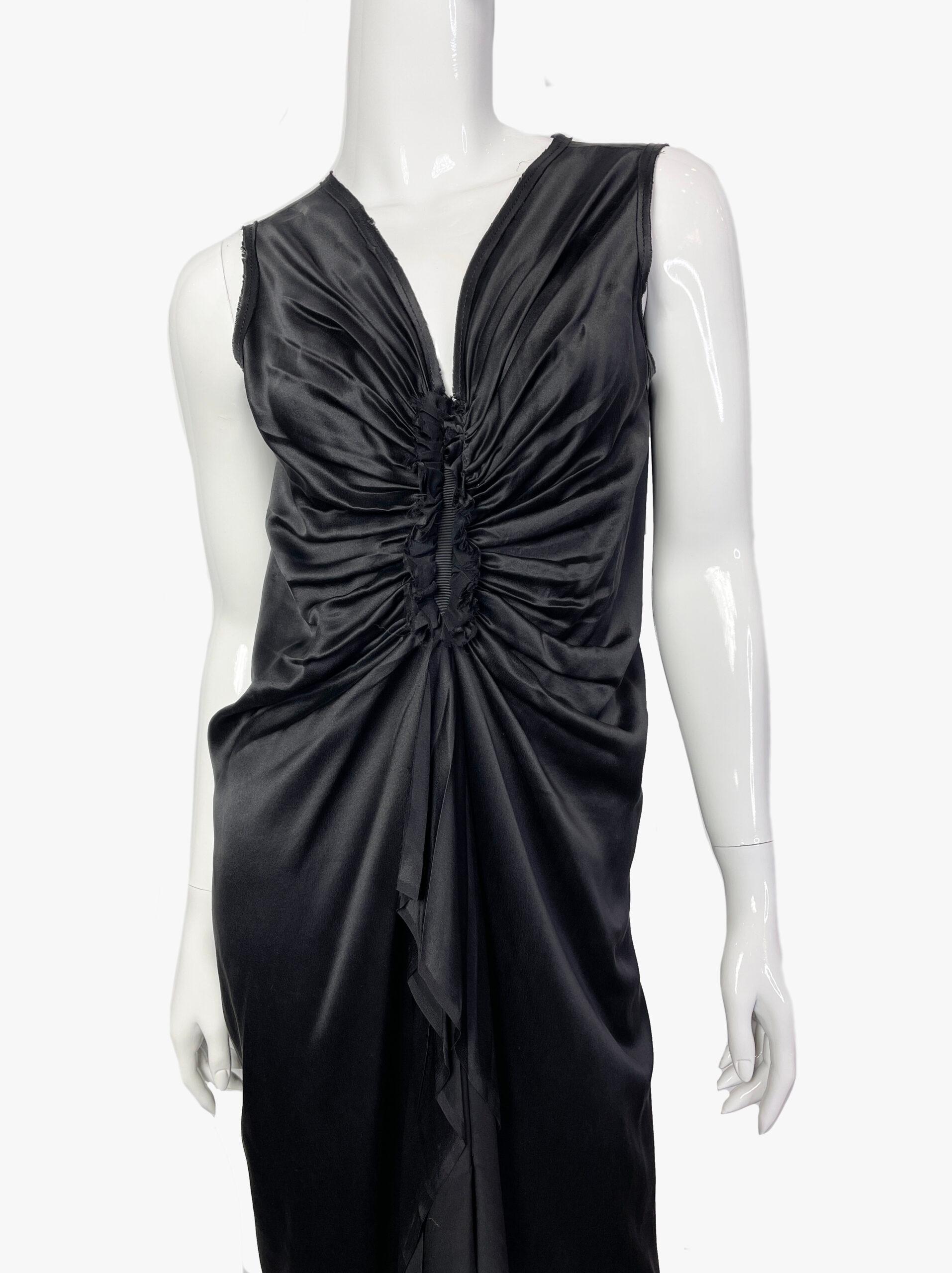 Lanvin silk black sleeveless dress with drapery on the chest.
2007 collection.
Fabric: 100% silk
Size: 40 FR (M-L)
Condition: Perfect 
.......Additional information ........

- Photo might be slightly different from actual item in terms of color due