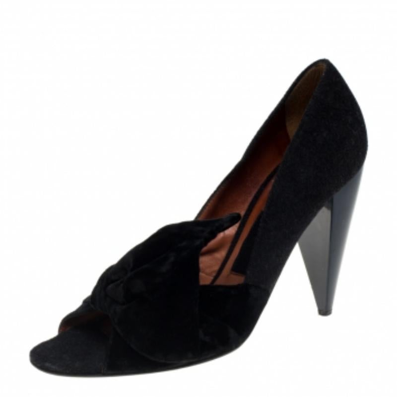 Now here is one pair that truly stands out and deserves all your attention! These black pumps from Lanvin have been crafted from felt and velvet and designed in an open-toe silhouette with wide bows perched on the uppers. They are endowed with