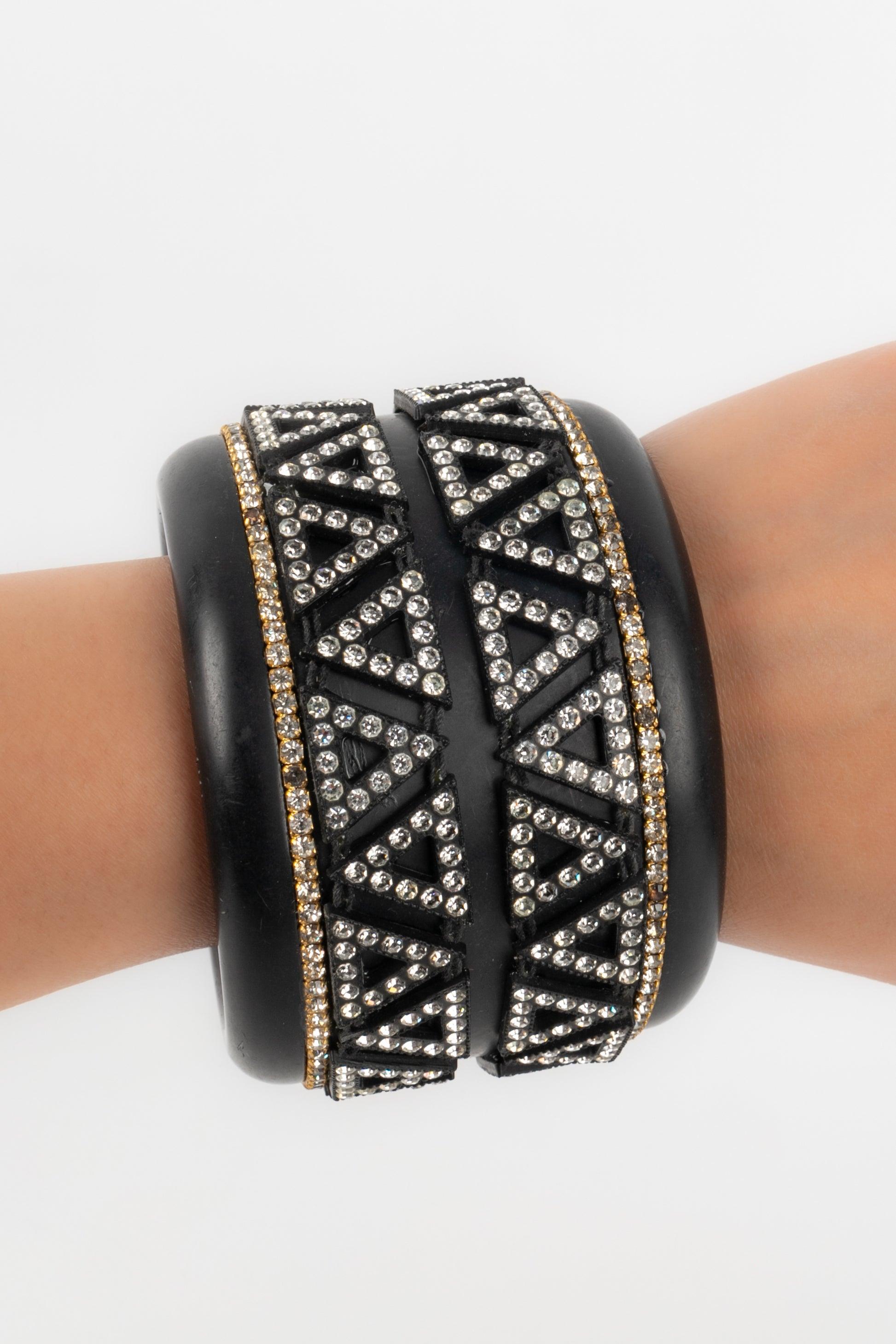 Lanvin - Black Galalith cuff bracelet ornamented with rhinestones. Not signed.

Additional information: 
Condition: Very good condition
Dimensions: Circumference: 19 cm - Diameter: 6.3 cm

Seller Reference: BRA167