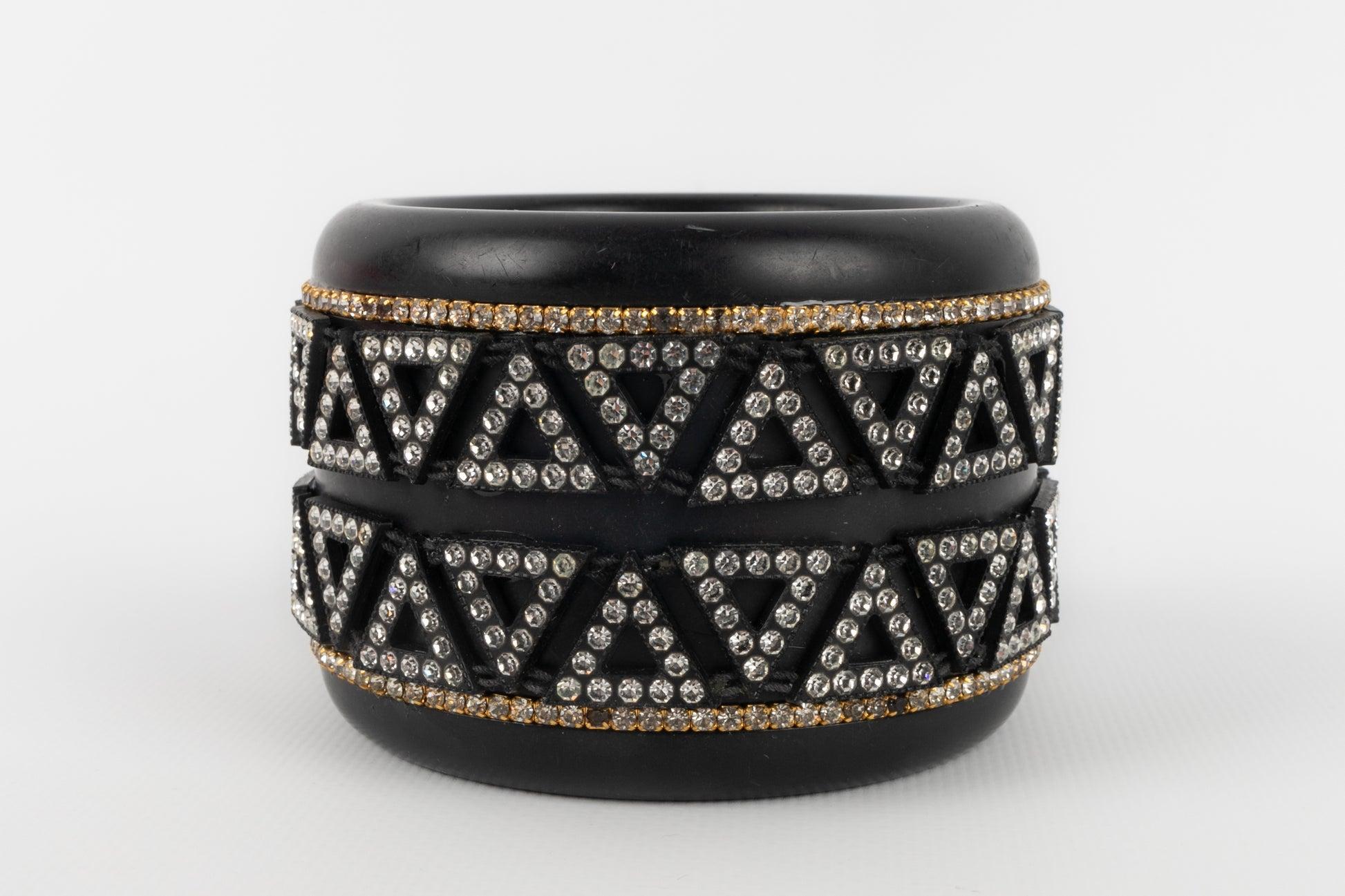 Lanvin Black Galalith Cuff Bracelet Ornamented with Rhinestones In Excellent Condition For Sale In SAINT-OUEN-SUR-SEINE, FR