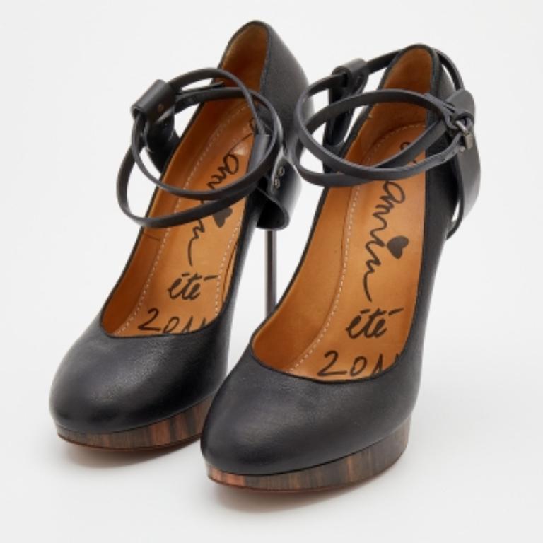 The ankle strap of this pair of Lanvin pumps will fashionably frame your feet. Chic and comfortable, it stands elegantly on 13.5cm heels and platforms. This creation is made practical with comfortable footbeds and durable soles.