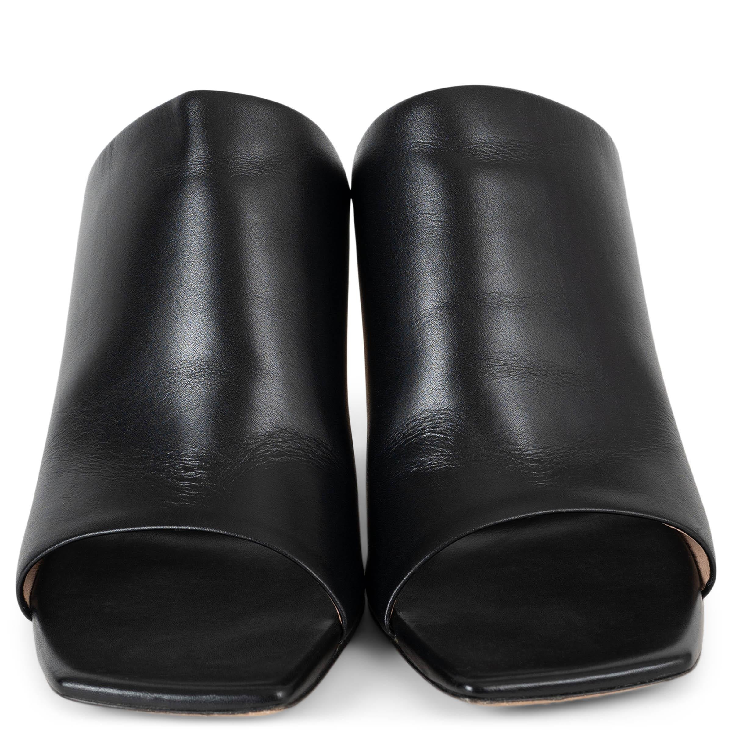 Mules Lanvin Banana 80 de piel negra. Presentan una ancha tira delantera, una moderna puntera cuadrada y los esculturales tacones curvados 