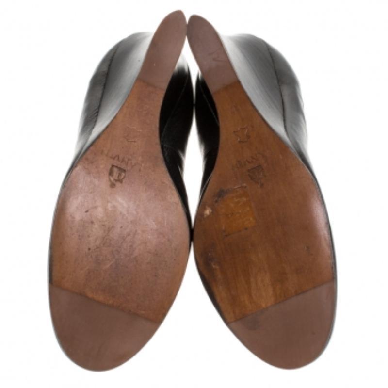 Modisch und schick sind diese raffiniert gestalteten Pumps aus Leder in einer Scrunch-Silhouette. Die Pumps von Lanvin sind der Inbegriff von Klasse und Eleganz. Dieses auffällige Paar schwarzer Pumps ist mit Keilabsätzen ausgestattet.