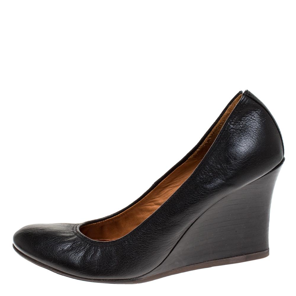 Fashion-forward and chic, these smartly-designed pumps are made of leather in a scrunch silhouette. Lanvin pumps are the epitome of class and elegance. This eye-catching pair of black pumps is complete with wedge heels.

