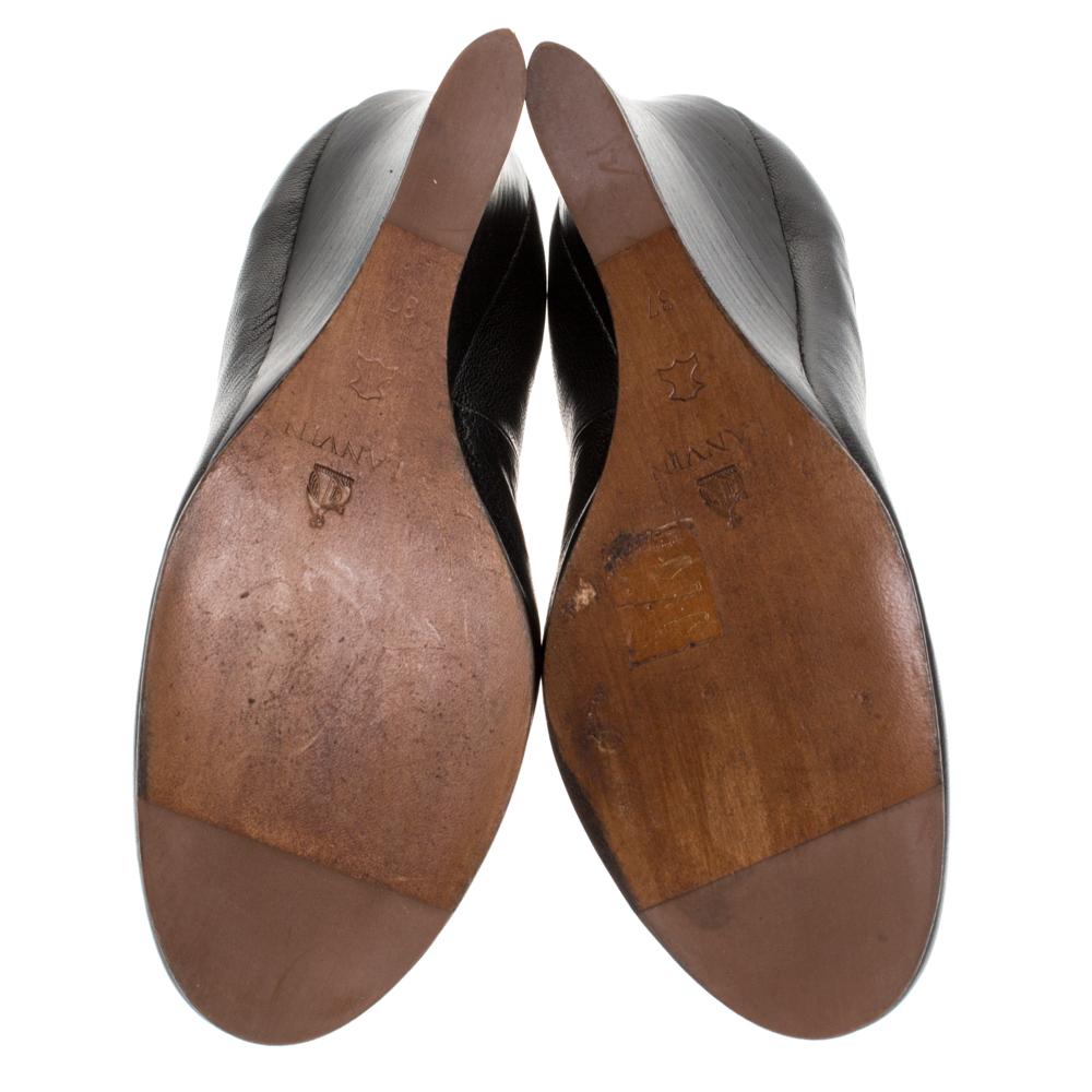 Chaussures à talons compensés Lanvin en cuir noir, taille 37 en vente 2