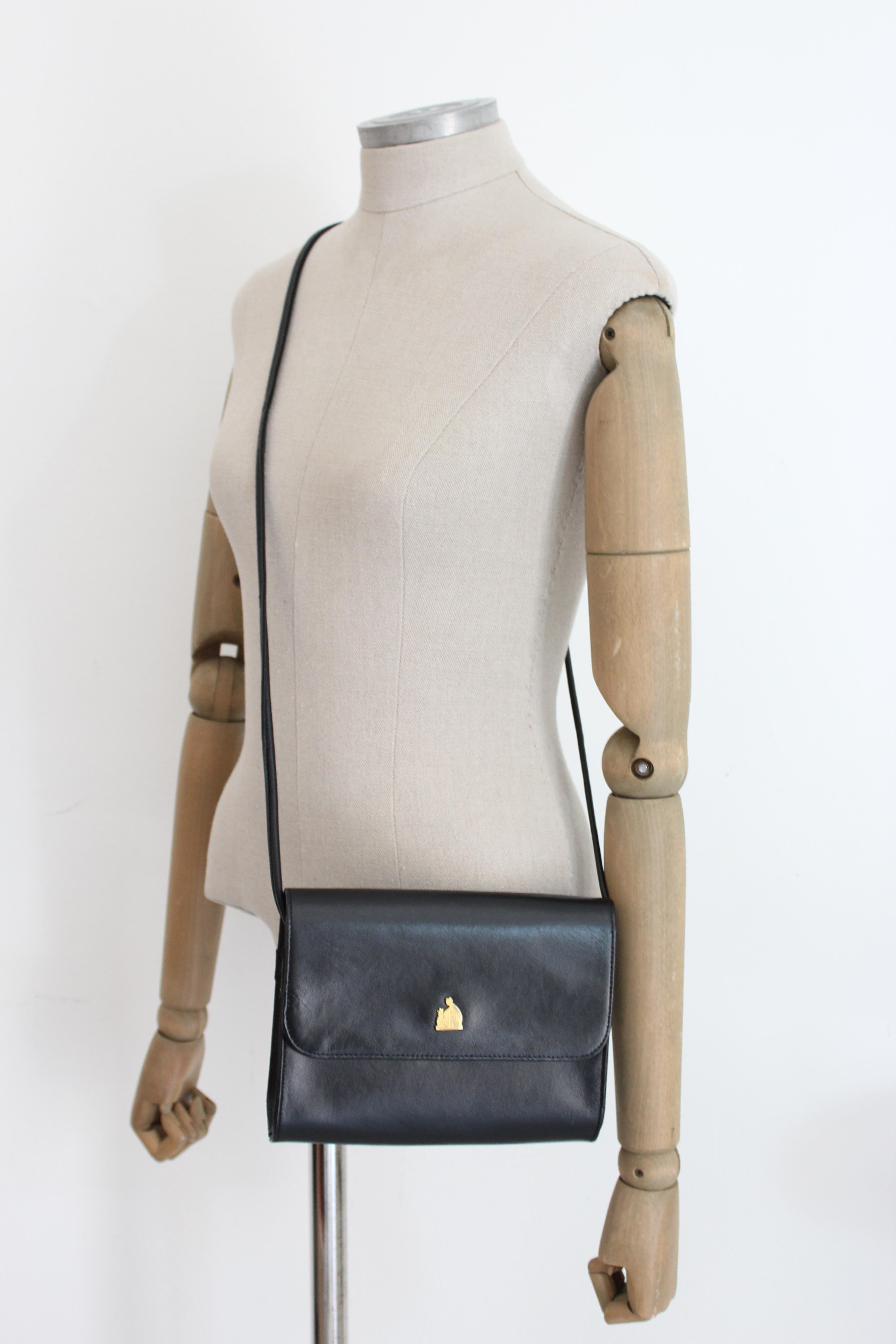 Lanvin vintage 80s bag. Black shoulder strap, clip button closure and golden logo. 100% leather fabric. Made in France.

Height: 17 cm
Width: 21 cm
Depth: 3 cm
Shoulder strap height (light): 53 cm