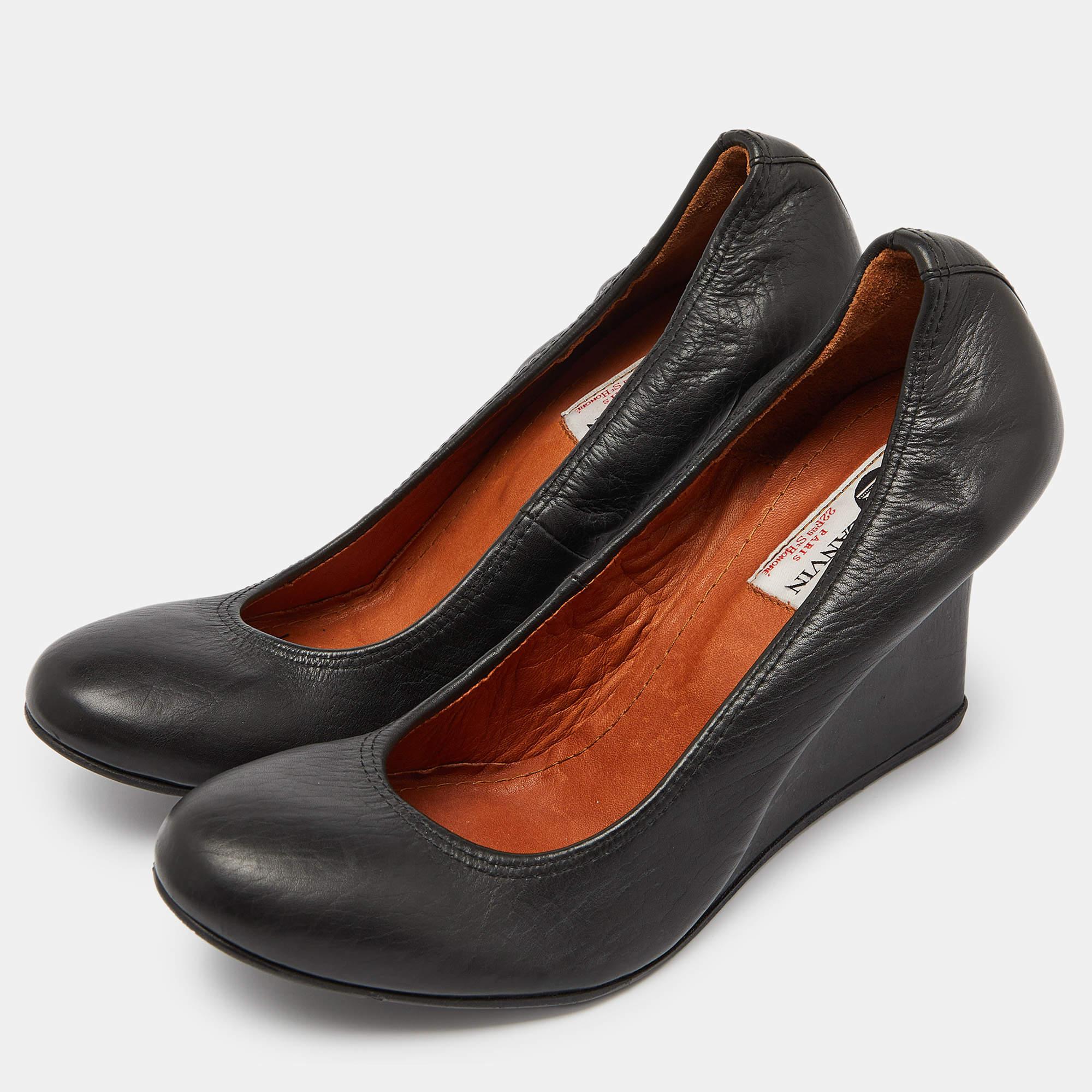 Faites preuve de chic avec ces escarpins de créateur. Ils présentent des talons robustes et des semelles durables, parfaits pour vos sorties à la mode.

