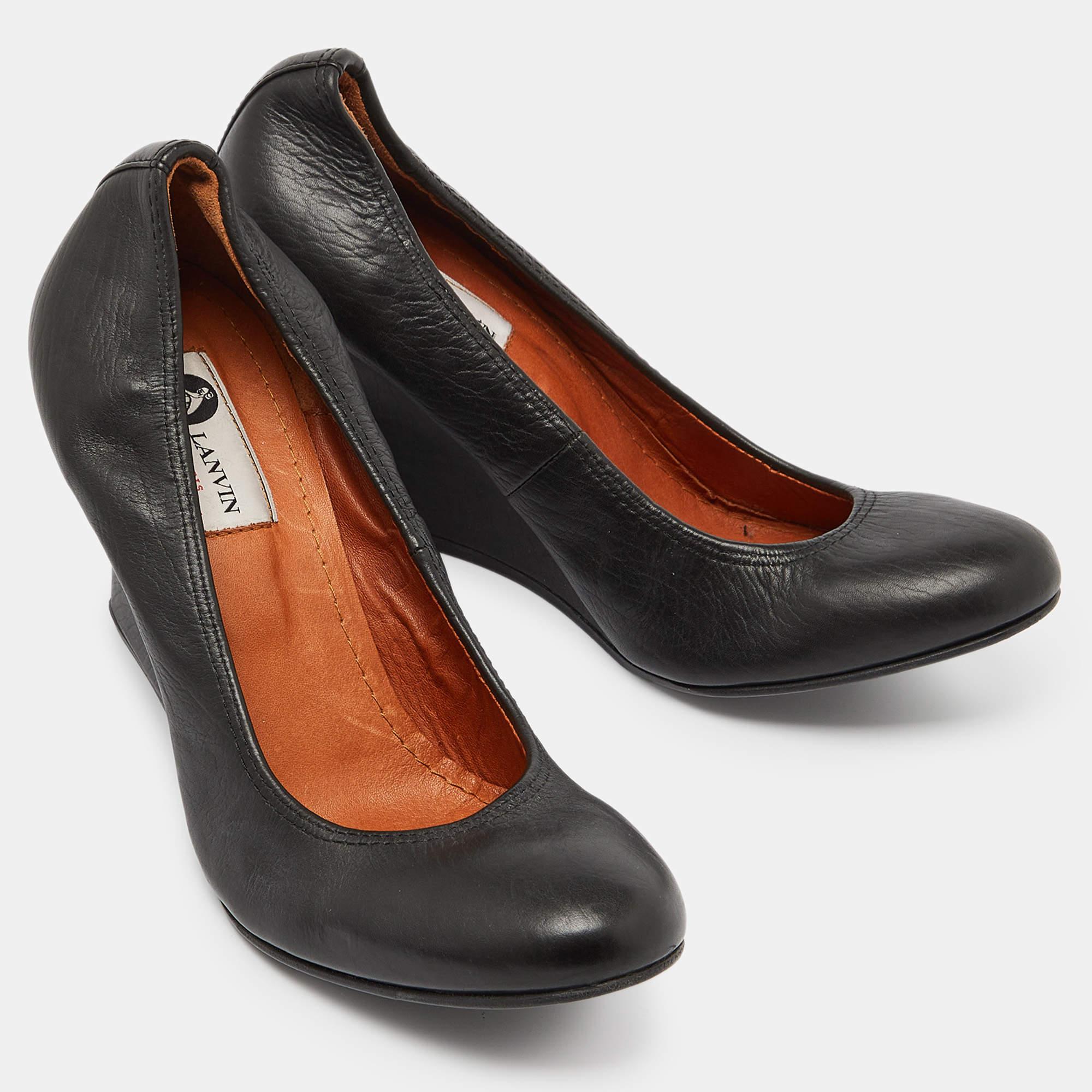 Lanvin Chaussures à talons compensés en cuir noir Taille 38.5 Excellent état à Dubai, Al Qouz 2