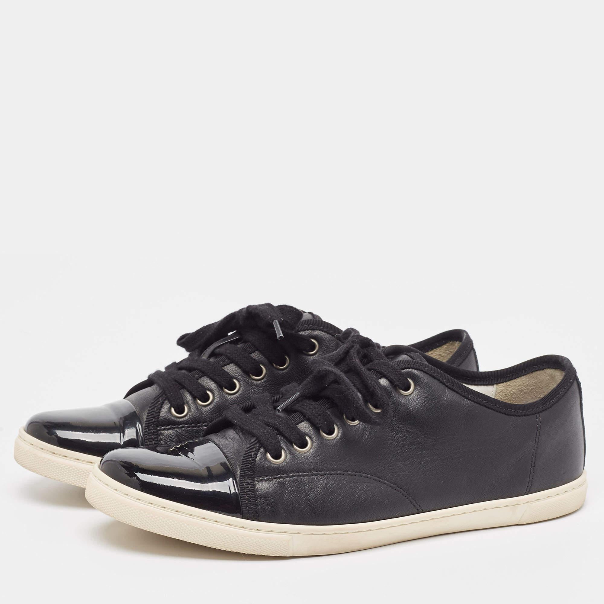 Présentées dans une silhouette classique, ces baskets de créateur sont une combinaison parfaite de luxe, de confort et de style. Ces baskets sont conçues avec des détails signés et des semelles intérieures confortables.