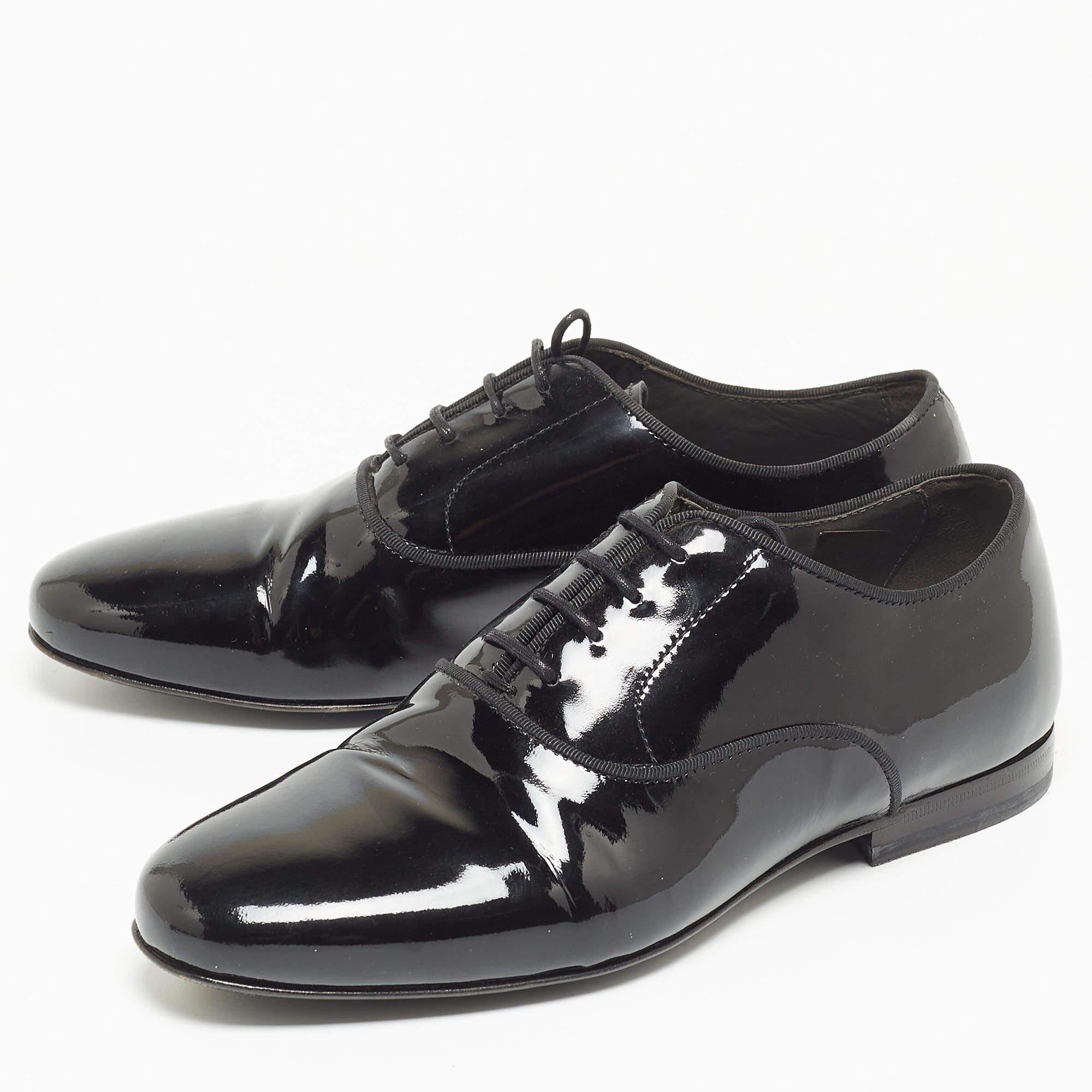 Diese Oxfords sind aus feinstem MATERIAL gefertigt und zeichnen sich durch ihre elegante Optik, die robuste Sohle und die Schnürung am Schaftrand aus. Kombinieren Sie diese Schuhe mit einer maßgeschneiderten Hose und einem Blazer für einen eleganten