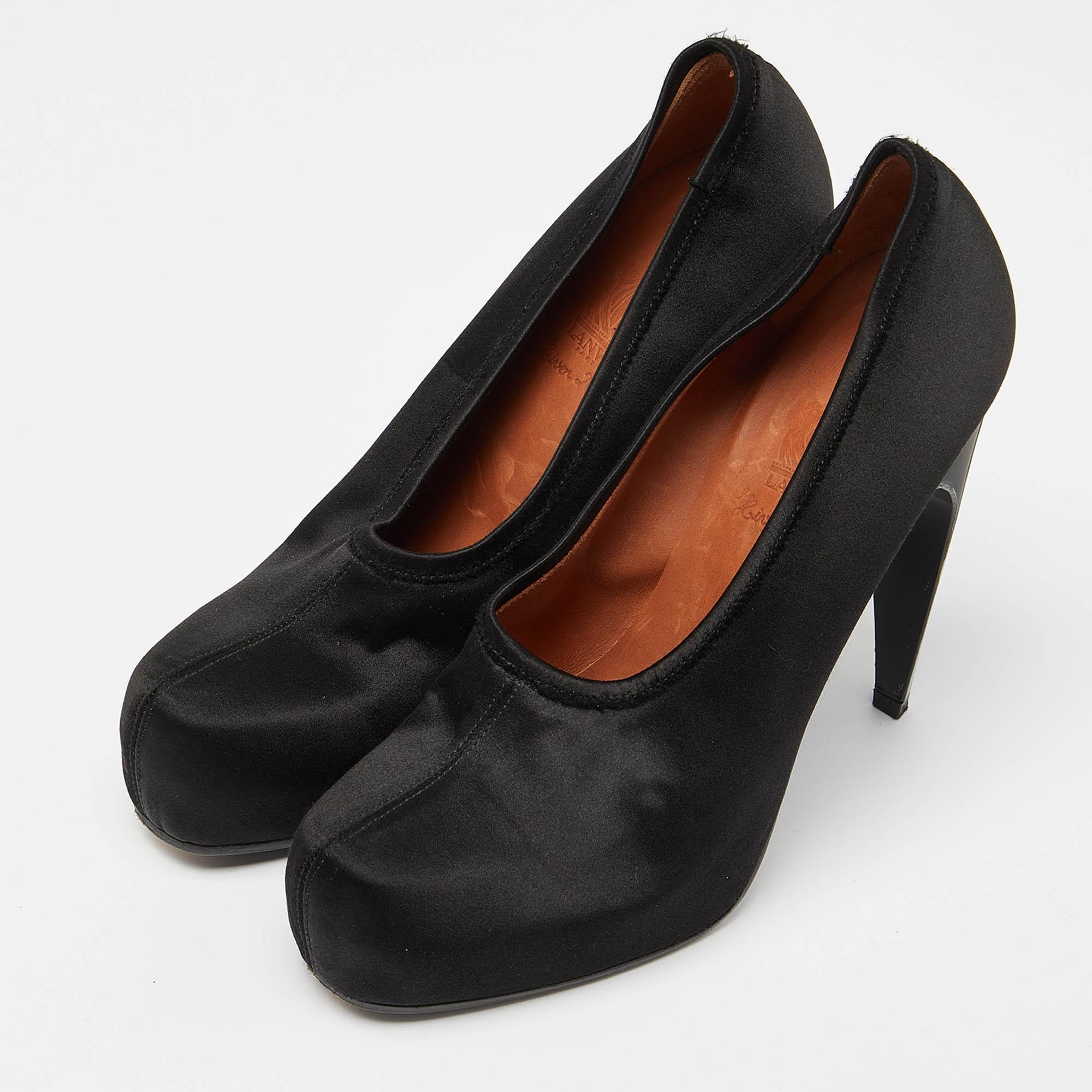 Scopri l'eleganza delle calzature con queste décolleté nere da donna di Lanvin. Progettati meticolosamente, questi tacchi coniugano moda e comfort per farti brillare in ogni ambiente.
