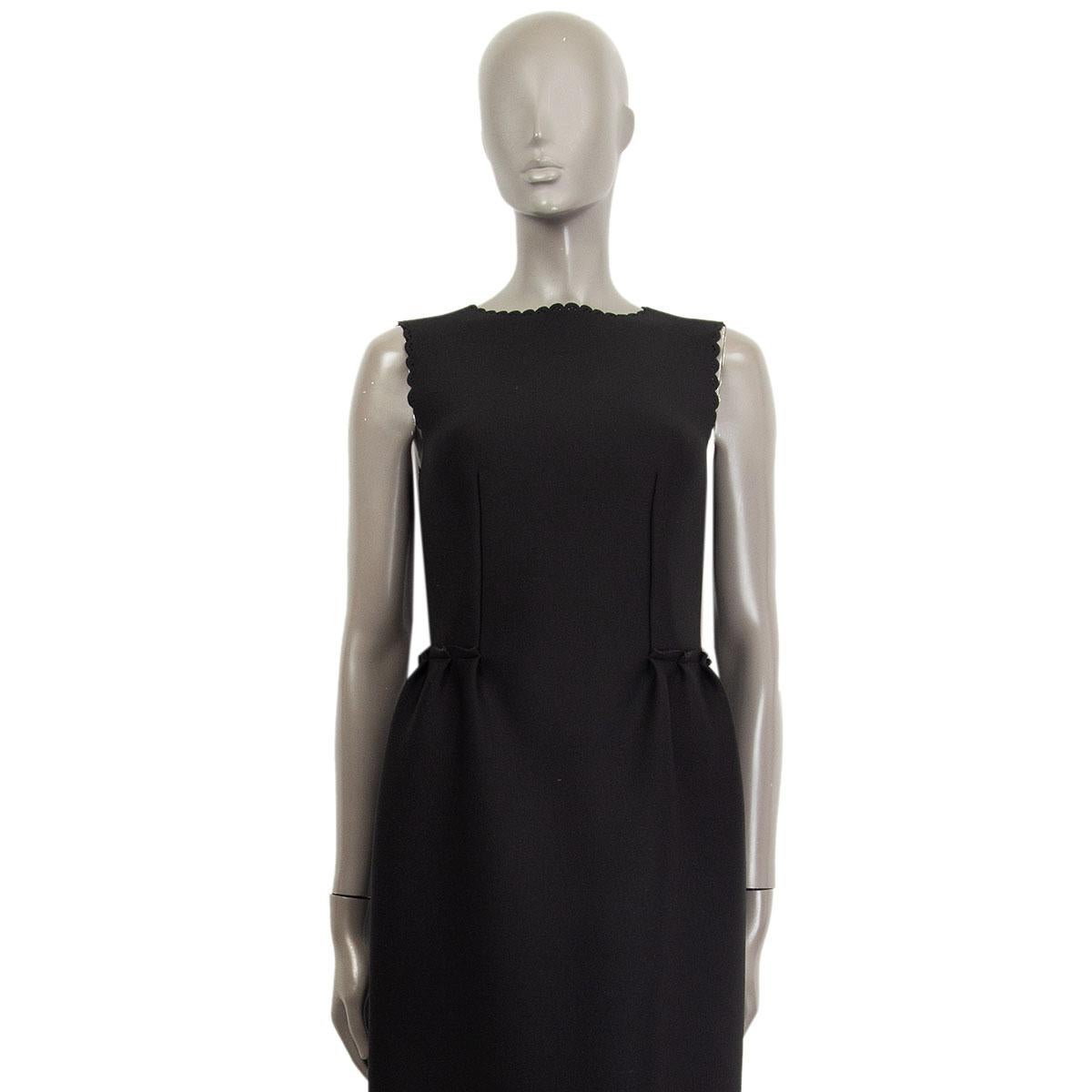 robe fourreau Lanvin 100% authentique en polyamide (91%) et élasthanne (9%) noir avec un bord festonné et une taille froncée détaillée. Matériau léger en néoprène. Se ferme avec une fermeture éclair dissimulée dans le dos. A été porté et est en