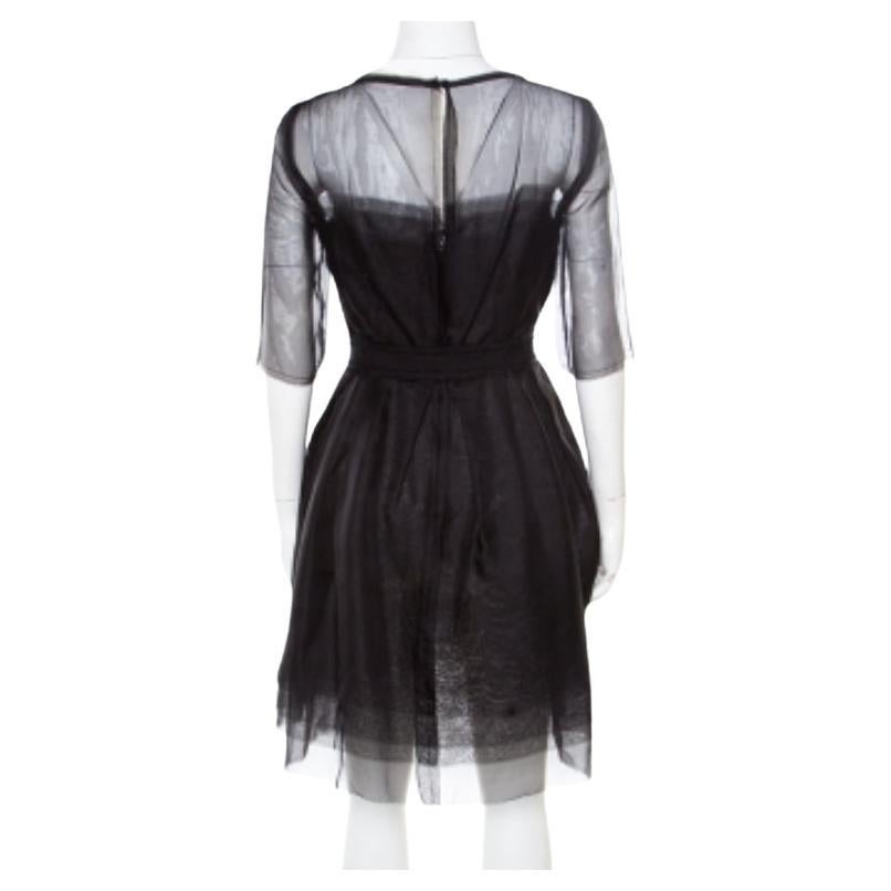 Luce este impresionante vestido Lanvin y luce como una diva. Combina esta prenda negra con accesorios en contraste para crear un look a la última. Confeccionado en seda, este vestido desprende un estilo fluido y sin complicaciones.