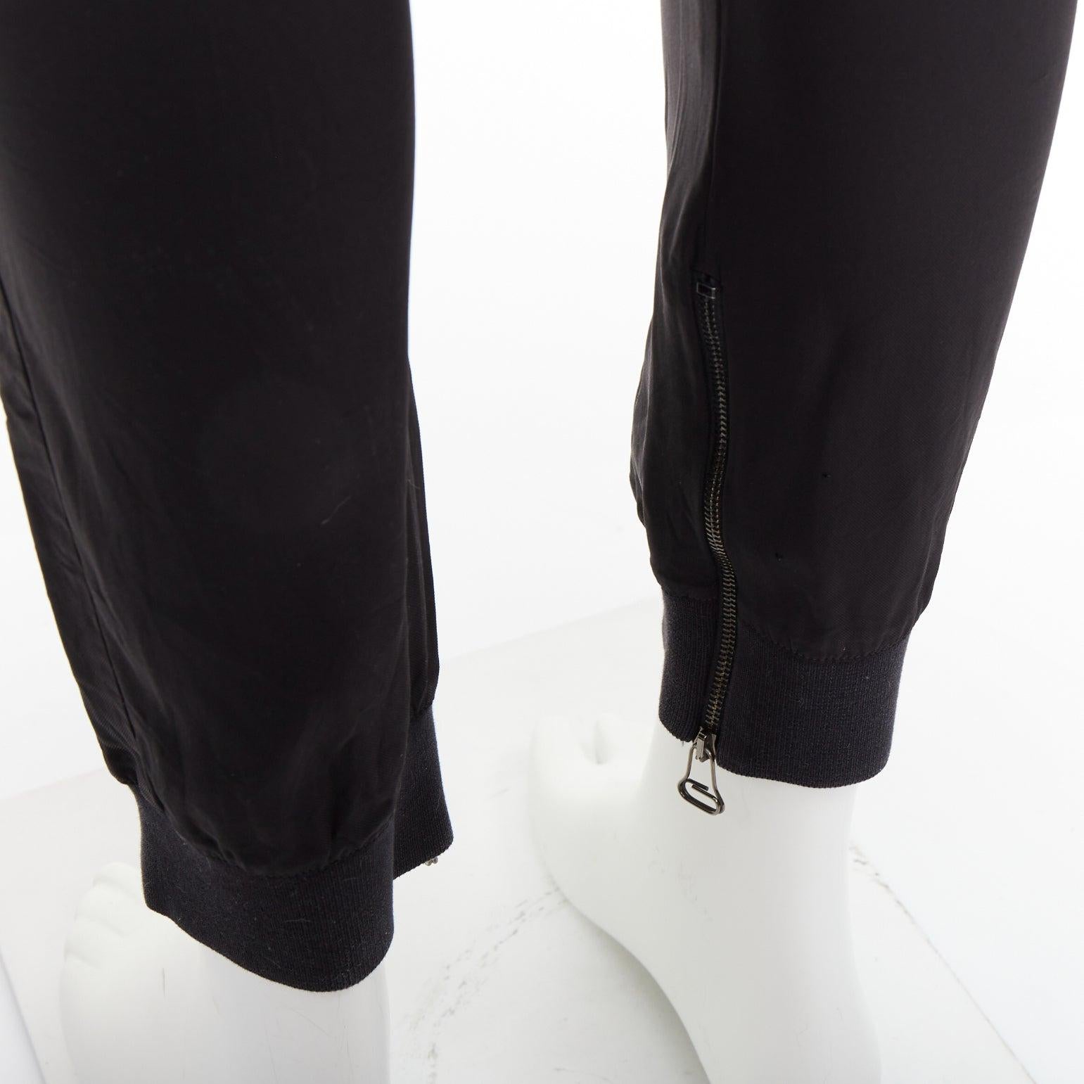 LANVIN Schwarz Silber Reißverschlusstasche Mitte Taille verjüngt Jogger Hose FR46 S
Referenz: PRWU/A00205
Marke: Lanvin
Designer: Alber Elbaz
MATERIAL: Viskose, Gemisch
Farbe: Schwarz, Silber
Muster: Solide
Verschluss: Zip Fly
Zusätzliche Details: