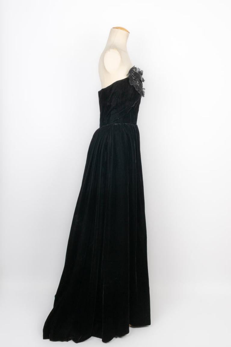 Lanvin - (Made in France) Black velvet dress ornamented with lace and embroidered with black pearls. 42FR size indicated.

Additional information: 
Condition: Very good condition
Dimensions: Chest: 40 cm - Waist: 35 cm - Length: 135 cm

Seller