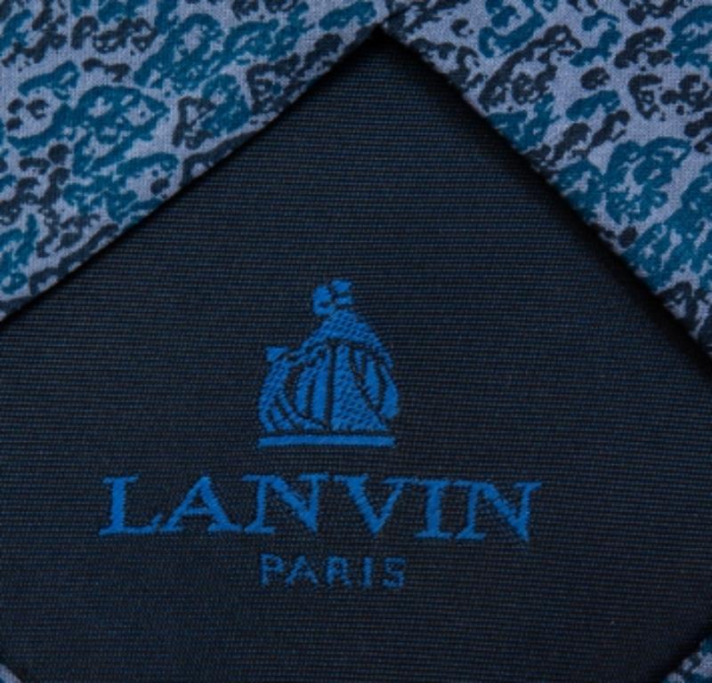 Questa cravatta Lanvin è un accessorio formale perfetto, dal fascino moderno e deciso. Realizzato con materiali di lusso, presenta motivi intricati e l'etichetta del marchio ben cucita sul retro. Aggiungerà sicuramente un tocco di stile ai tuoi