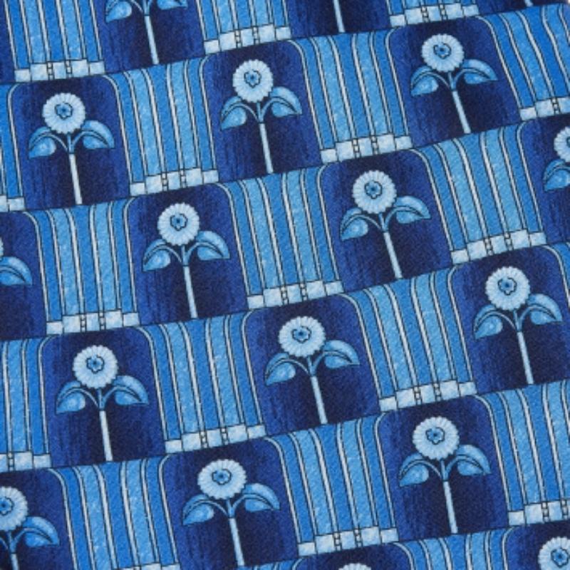 Valorizza il tuo abbigliamento formale con questa splendida cravatta della Maison Lanvin. È realizzato su misura con un tessuto di seta blu, impreziosito da una stampa floreale. Questa cravatta ha una larghezza di 9,5 cm. Completa il tuo stile con