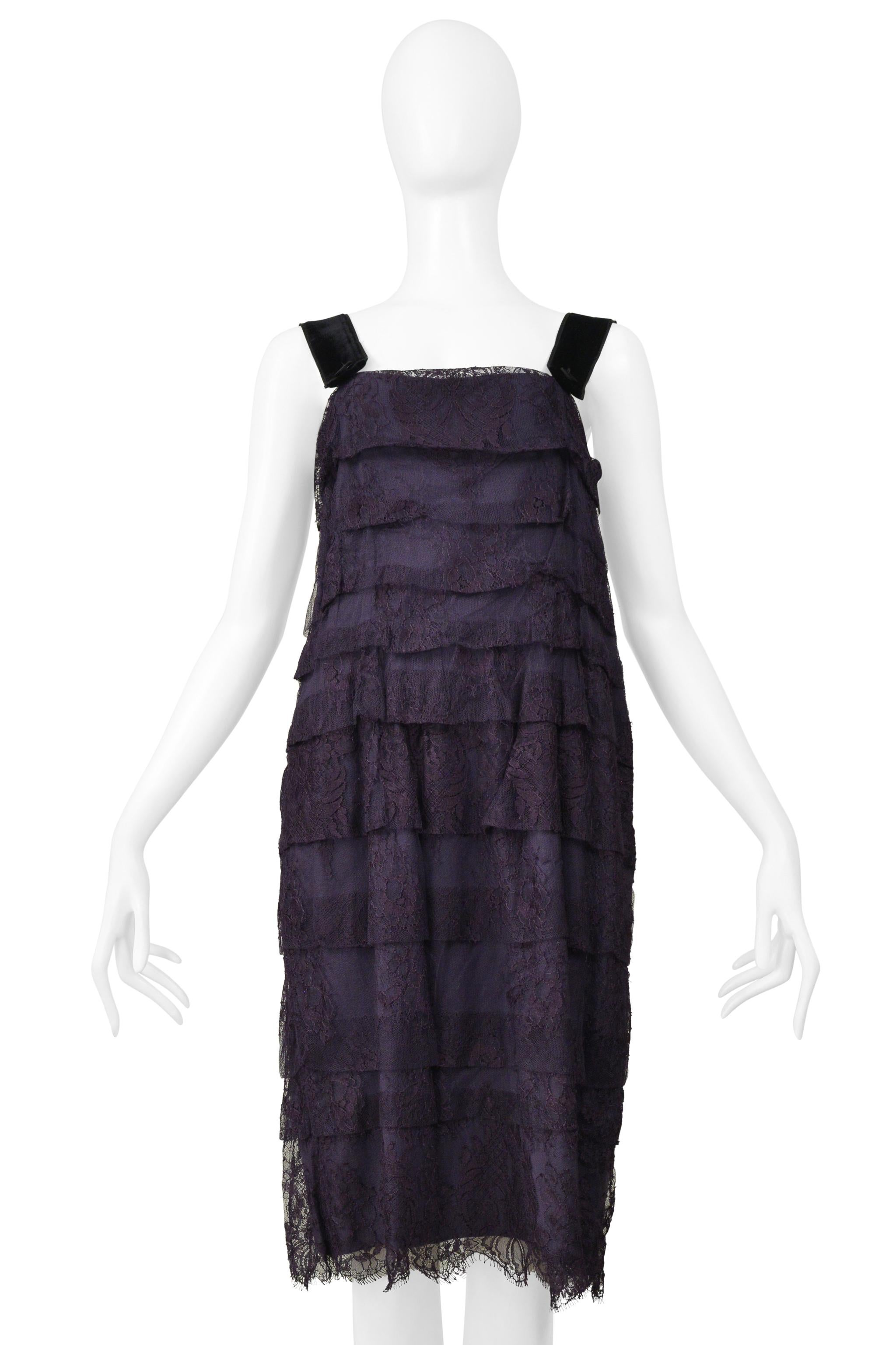 Resurrection Vintage è entusiasta di presentare un abito vintage in pizzo blu di Lanvin by Alber Elbaz. Presenta un corpo a strati, spalline in velluto, bottoni in raso nero, una cerniera laterale, un orlo in pizzo smerlato e una lunghezza al