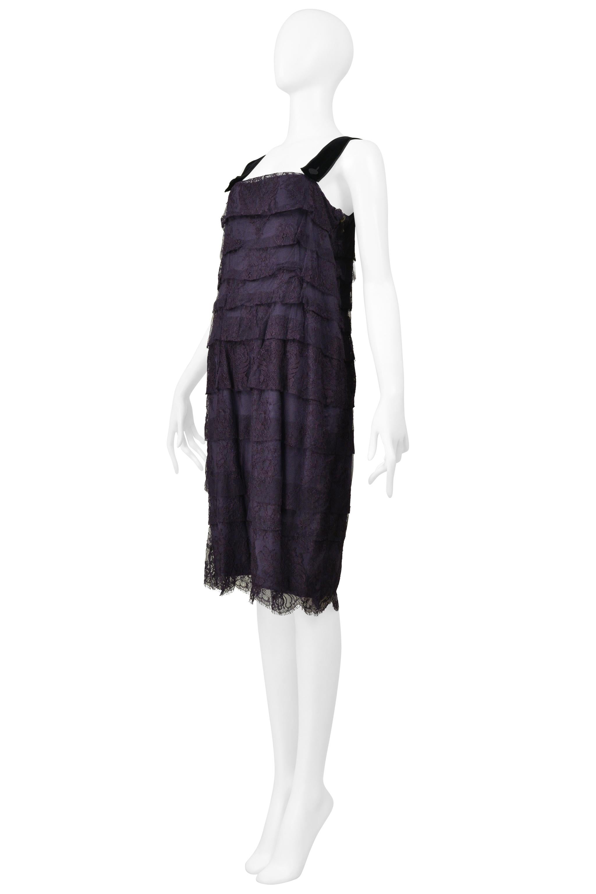 Donna Lanvin, abito blu in pizzo con spalline in velluto e bottoni in raso 2006 in vendita