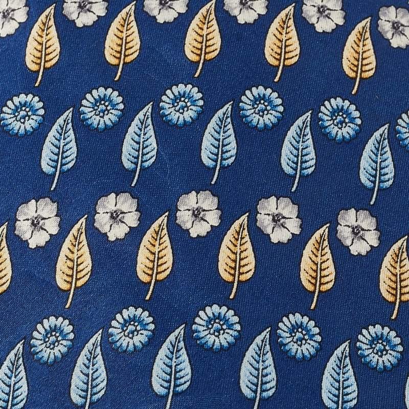 Questa cravatta è un accessorio formale perfetto che ha un fascino tagliente e moderno. Realizzato con materiali di lusso  presenta motivi intricati  e l'etichetta del marchio è ben cucita sul retro. Aggiungerà sicuramente un tocco di stile ai tuoi