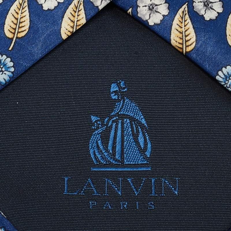 Cravatta tradizionale in raso di seta con stampa a foglie blu di Lanvin In condizioni ottime in vendita a Dubai, Al Qouz 2