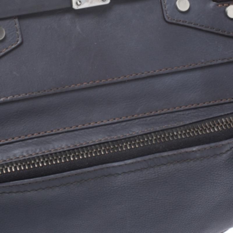 Cette sacoche bien conçue de Lanvin est réalisée en cuir bleu avec un encadrement en métal argenté sur le dessus. L'extérieur du sac est orné de clous métalliques et d'une poche zippée sur le devant. Il est doté d'un intérieur doublé de tissu où