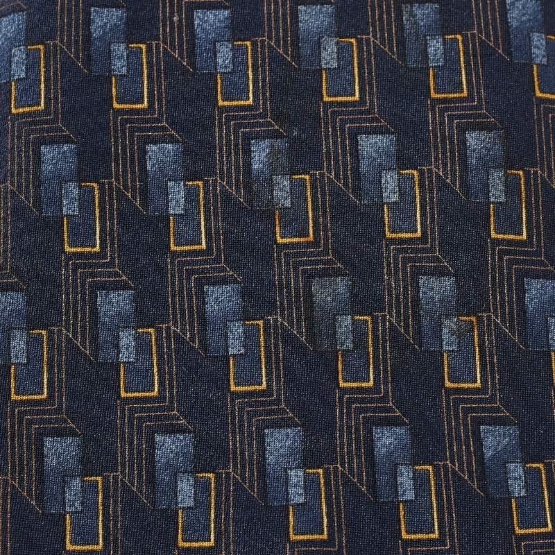 Esta corbata es un accesorio formal perfecto que tiene un atractivo nítido y moderno. Fabricado con materiales de lujo  presenta patrones intrincados  y la etiqueta de la marca está bien cosida por detrás. Seguro que añade mucho estilo a tus blazers.
