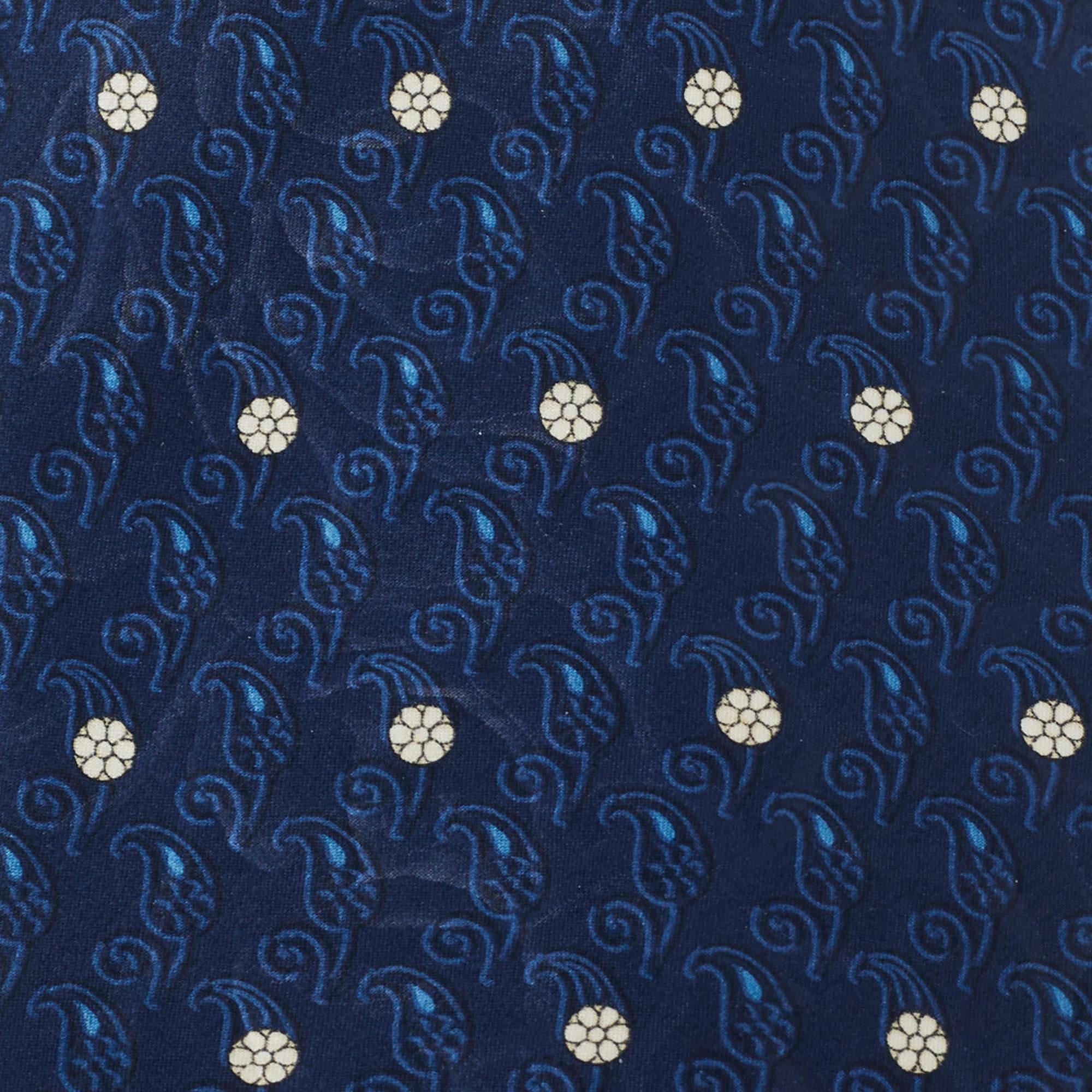 Esta corbata es un accesorio formal perfecto que tiene un atractivo nítido y moderno. Está confeccionado con materiales lujosos y presenta dibujos intrincados, con la etiqueta de la marca cosida a mano en la parte trasera. Seguro que añade mucho