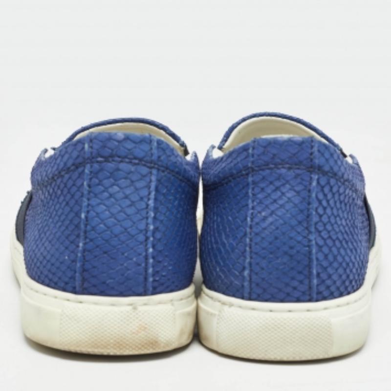 Queste sneakers di design, dalla silhouette classica, sono una combinazione perfetta di lusso, comfort e stile. Queste sneakers sono progettate con dettagli firmati e solette confortevoli.
