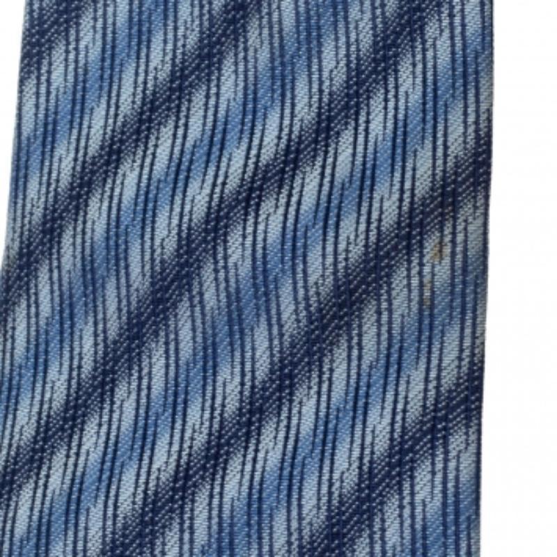Esta corbata Lanvin es un accesorio formal perfecto que tiene un atractivo nítido y moderno. Está confeccionado en seda y presenta un tono azul, dibujos intrincados y la etiqueta de la marca cuidadosamente cosida en la parte trasera. Seguro que