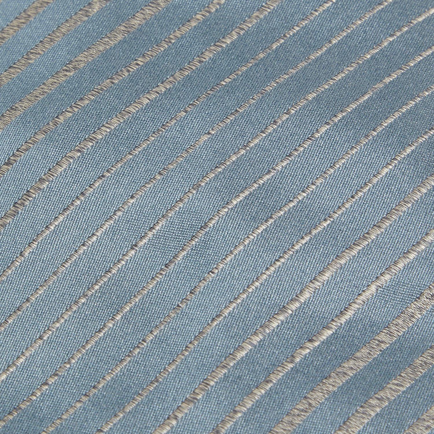 Esta corbata es un accesorio formal perfecto que tiene un atractivo nítido y moderno. Está confeccionado con materiales lujosos y presenta dibujos intrincados, con la etiqueta de la marca cosida a mano en la parte trasera. Seguro que añade mucho
