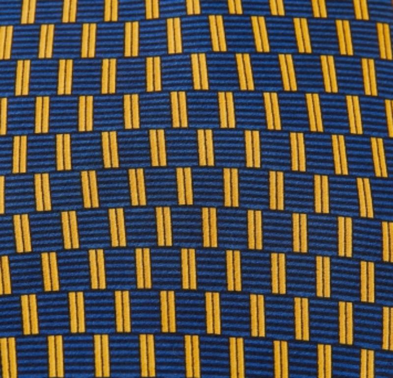 Questa cravatta Lanvin è un accessorio formale perfetto, dal fascino moderno e deciso. Realizzata con materiali lussuosi, presenta motivi intricati e l'etichetta del marchio è ben cucita sul retro. Aggiungerà sicuramente un tocco di stile ai tuoi