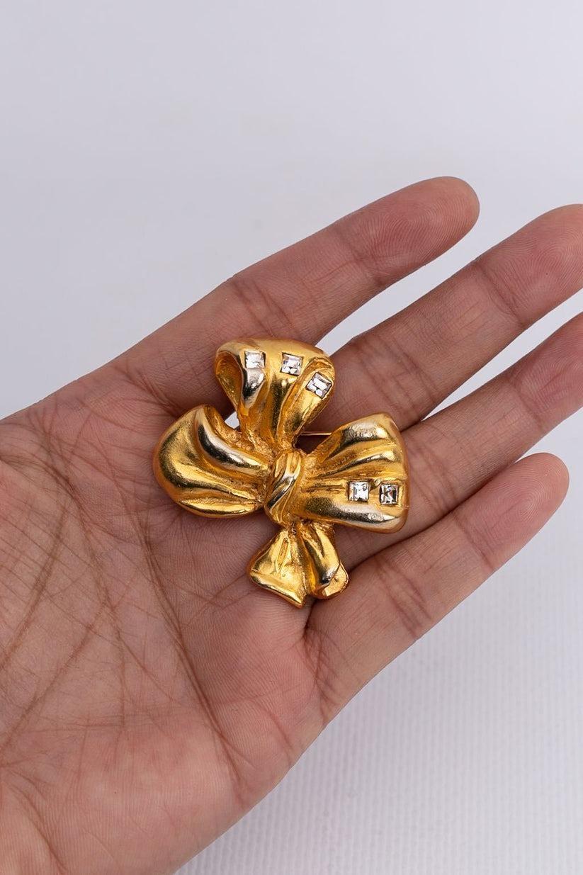 Lanvin - Gilded metal brooch.

Additional information:
Condition: Very good condition, the metal is slightly oxidized
Dimensions: 4 cm x 3.5 cm (1.57