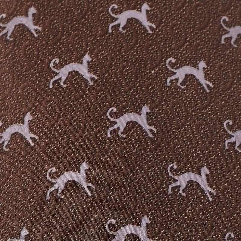 Cette cravate est un accessoire formel parfait qui présente un attrait pointu et moderne. Fabriqué à partir de matériaux luxueux  il présente des motifs complexes  et le Label de la marque est soigneusement cousu à l'arrière. Il ne manquera pas