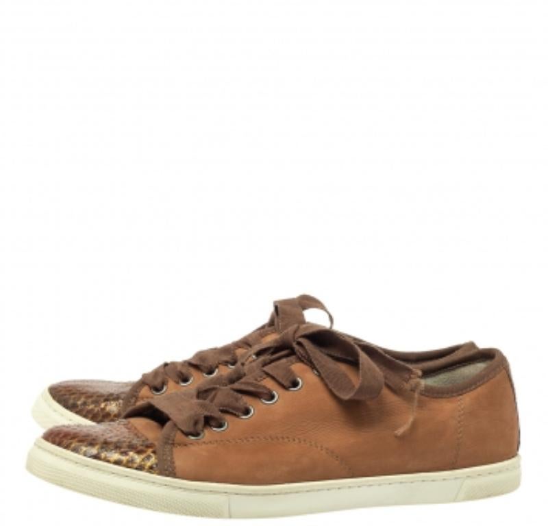 Add a dash of glamour to your sporty look with these Lanvin sneakers. Designed from nubuck leather, these brown-hued sneakers come with glitter python cap toes. The sneakers have rubber soles and lace closures at the vamps. (Available for UAE