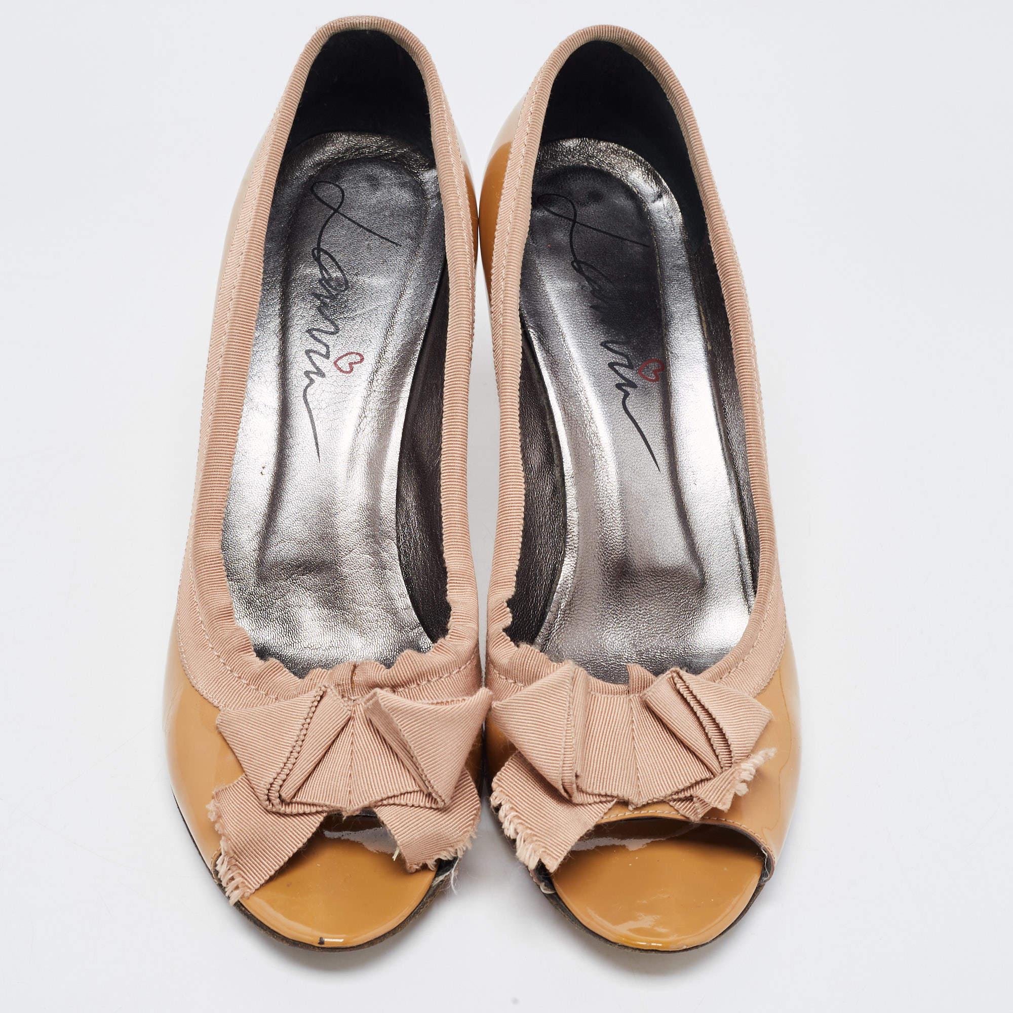 Lanvin Brown Patent Leather And Fabric Grosgrain Bow Peep Toe Pumps Size 41 In Good Condition In Dubai, Al Qouz 2