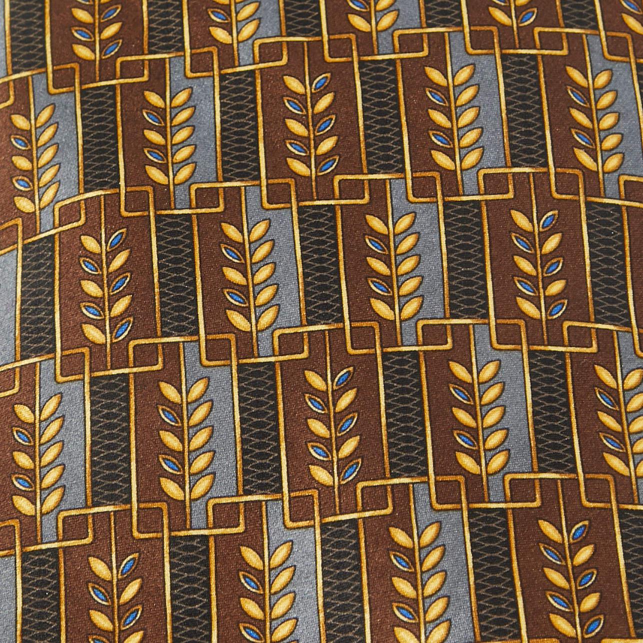 This tie is a perfect formal accessory that has a sharp and modern appeal. Made from luxurious materials it features intricate patterns and the brand label is neatly stitched at the back. It is sure to add oodles of style to your blazers.