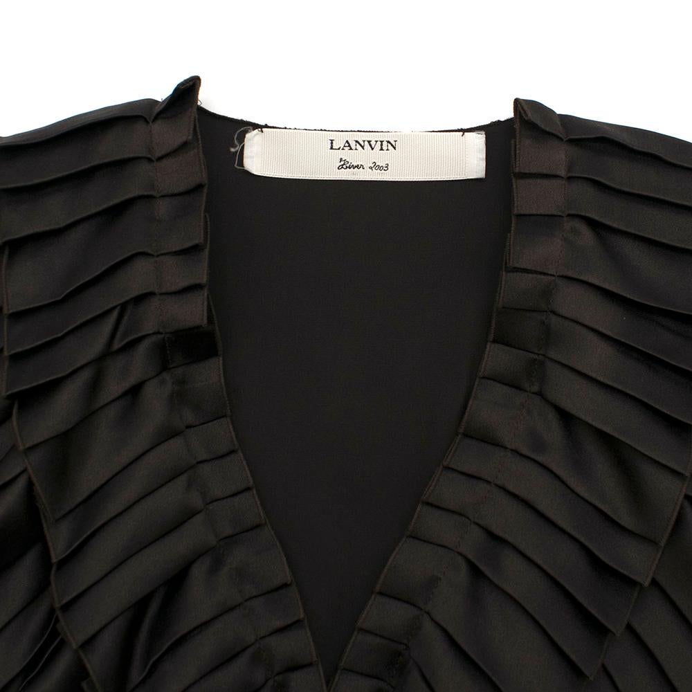 Lanvin brown silk sleeveless top with contrasting ribbed knit hem. This rare top features a ruffled neckline and front design.

Please note, these items are pre-owned and may show signs of
being stored even when unworn and unused. This is reflected