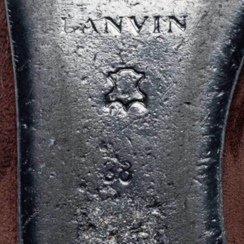These Lanvin ballet flats in brown suede offer the joy of comfort. They feature a black bow detail and insoles carefully lined for all-day ease.