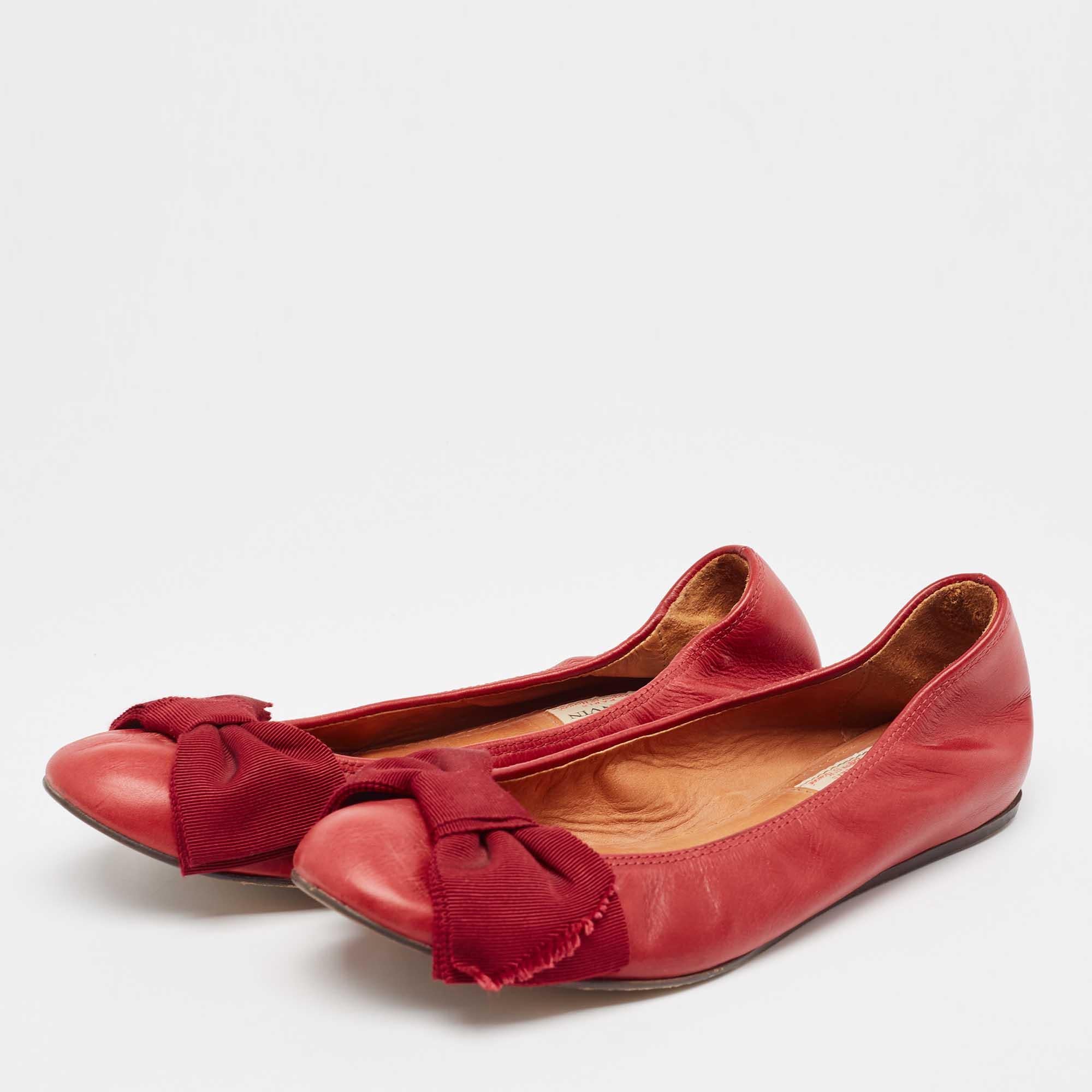 Let this comfortable pair be your first choice when you're out for a long day. These designer shoes have well sewn uppers beautifully set on durable soles.